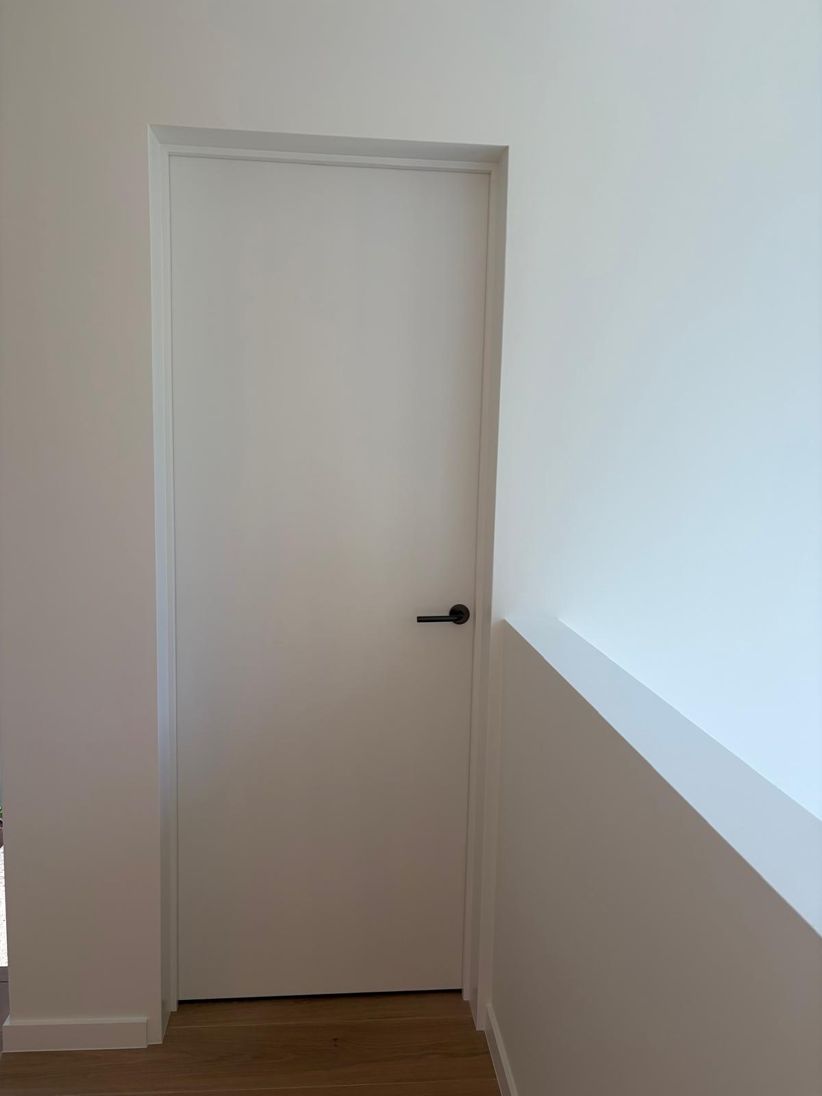Naadloos afgewerkte muur rond binnendeur