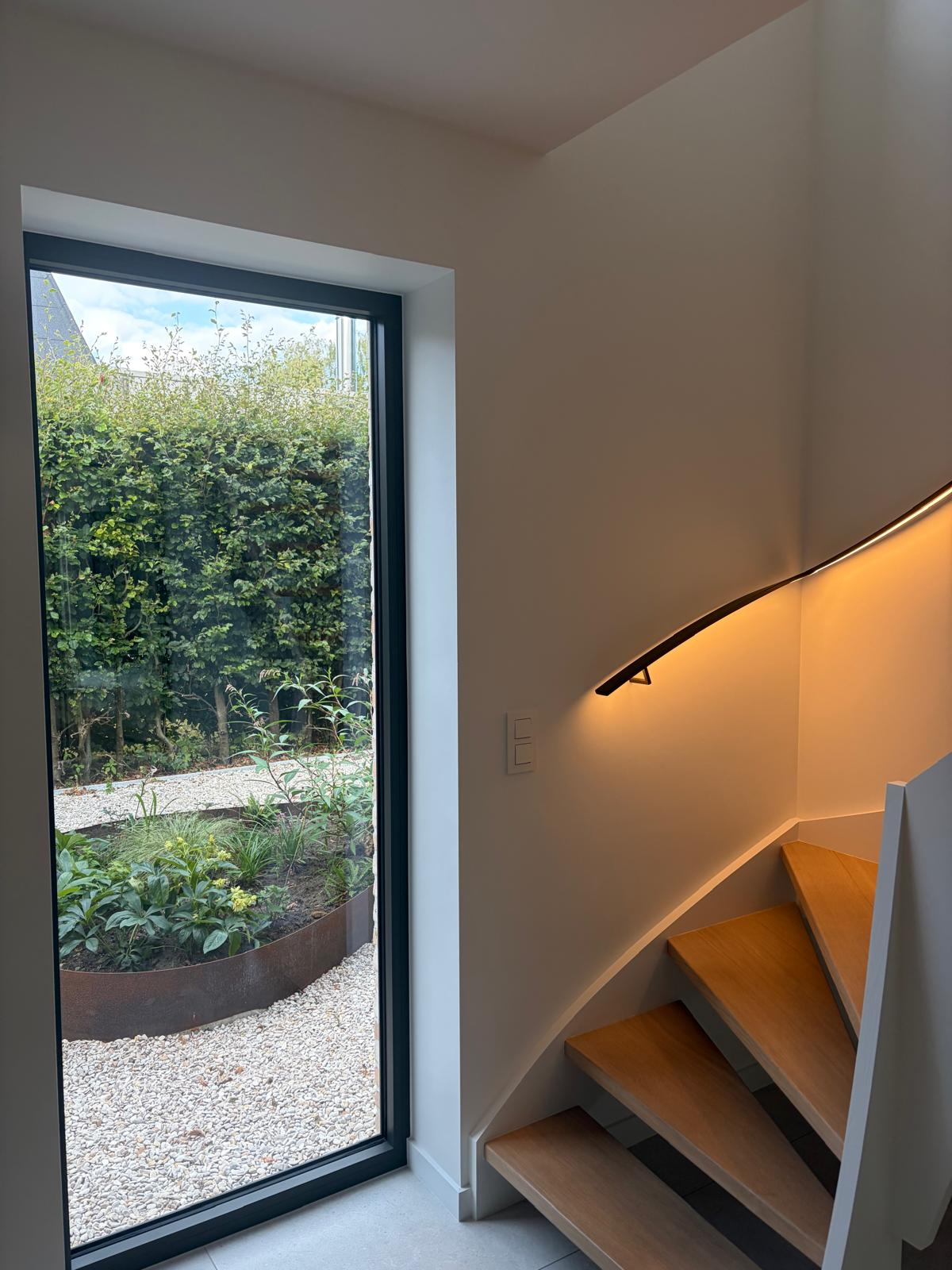 Traphal met strak pleisterwerk