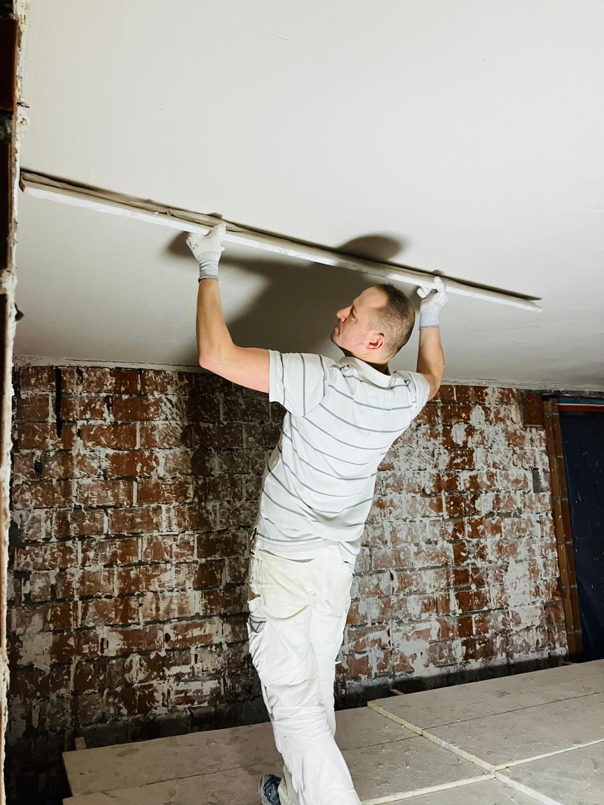 Jeroen Verbreuken aan het werk aan een plafond